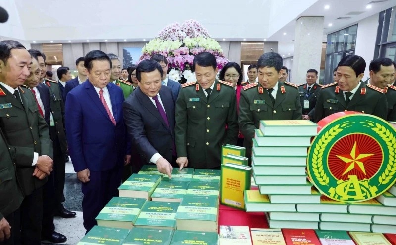 Các đồng chí lãnh đạo và các đại biểu tham quan triển lãm sách của Tổng Bí thư Tô Lâm.